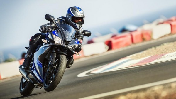 2014-Yamaha-YZF-R125-EU-Race-Blu-Action-002
